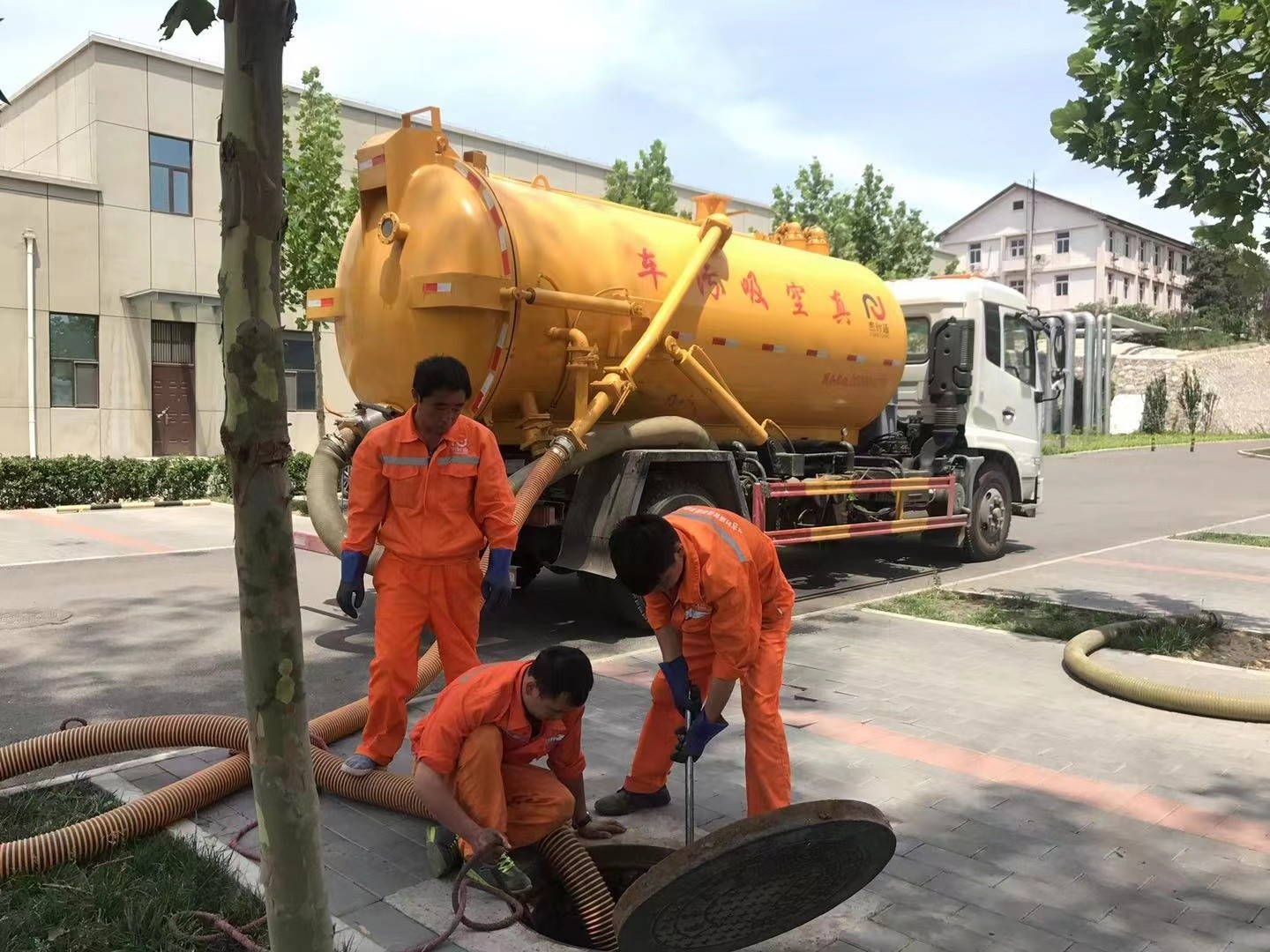 柘荣管道疏通车停在窨井附近