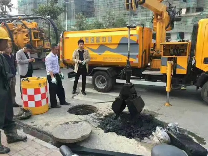 柘荣街道：网格员化身“清道夫”，为民解忧疏通“堵心”化粪池